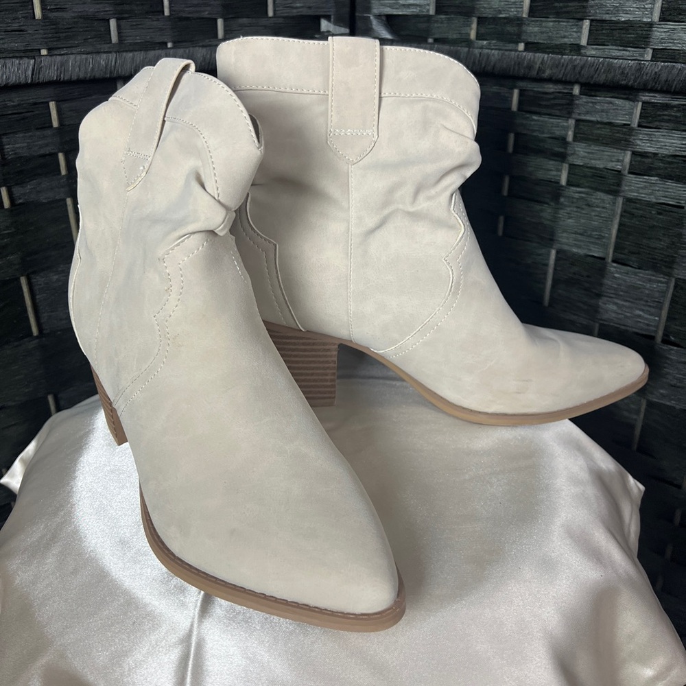 Time and Tru Women's Light Beige Ankle Booties